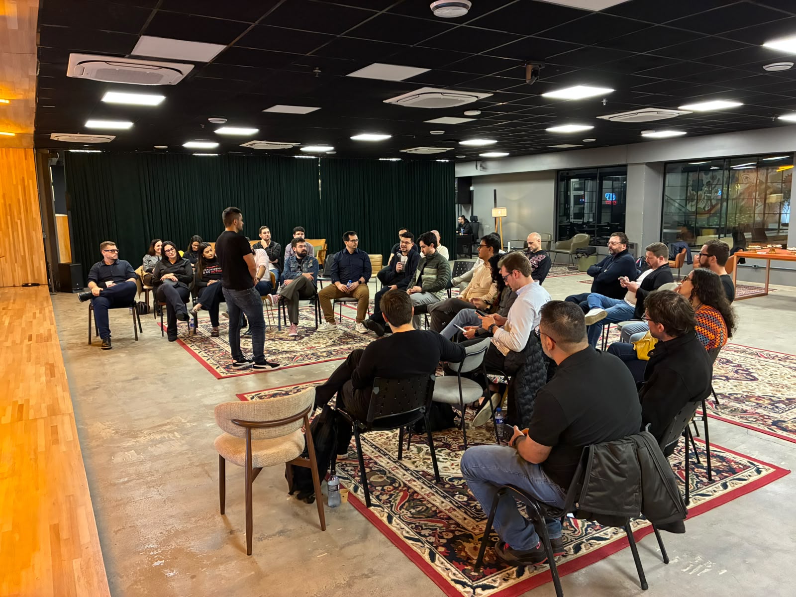 Arena Strides: mentoria em grupo em roda com os participantes